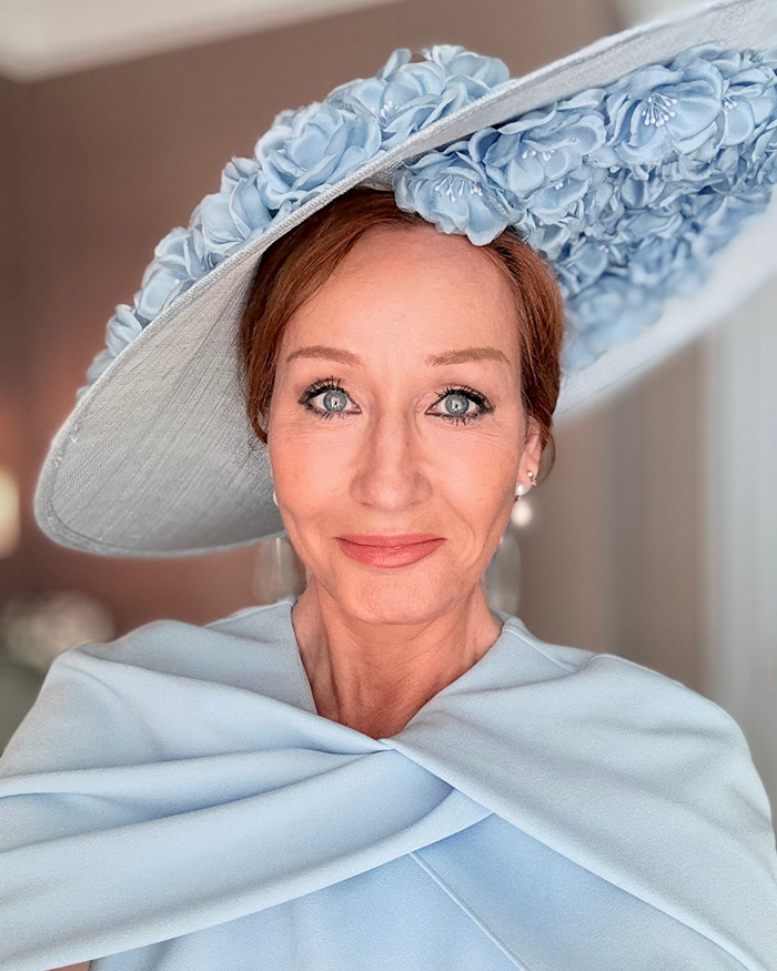 Mujer con sombrero azul y ropa elegante posando, ejemplo de celebridades que perdieron su base de fans rápidamente. Mujer con sombrero azul y ropa elegante posando, ejemplo de celebridades que perdieron su base de fans rápidamente.