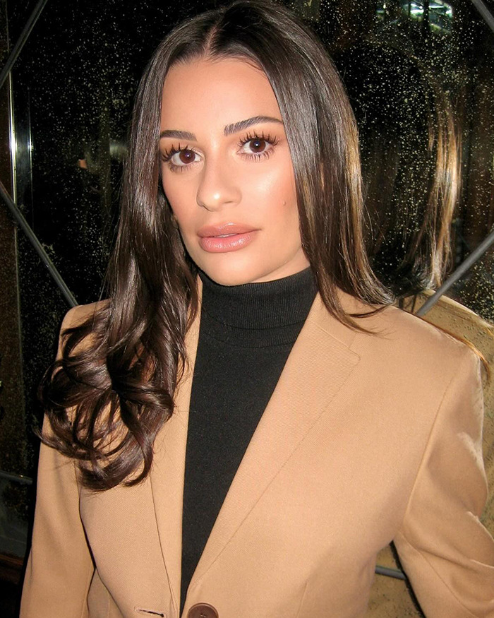 Mujer con cabello largo y oscuro, vestida con abrigo beige y suéter negro, ilustrando celebridades que perdieron fanáticos rápido. Mujer con cabello largo y oscuro, vestida con abrigo beige y suéter negro, ilustrando celebridades que perdieron fanáticos rápido.