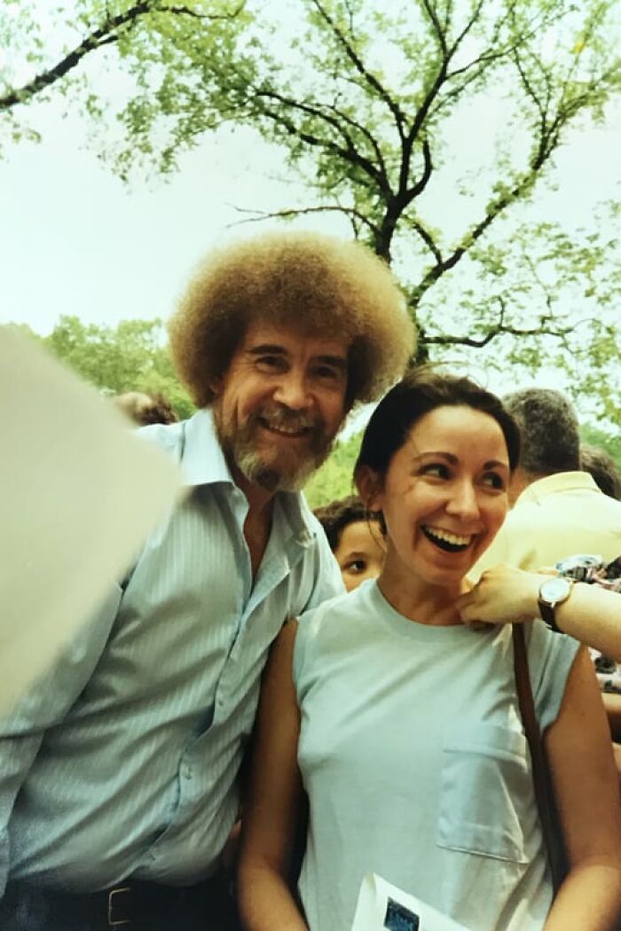Hombre con peinado afro y mujer sonriente en evento al aire libre, fotos fascinantes que prueban que los 1980s fueron salvajes