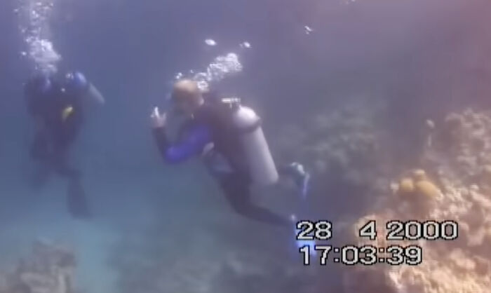 Buceadores capturando metraje encontrado espeluznante bajo el agua con fecha y hora visible en video antiguo.