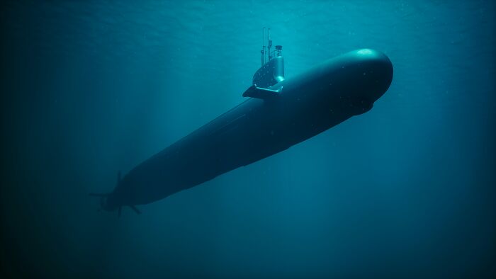 Submarino oscuro sumergido en aguas profundas, evocando imágenes inquietantes de metraje encontrado y escenas nocturnas aterradoras.