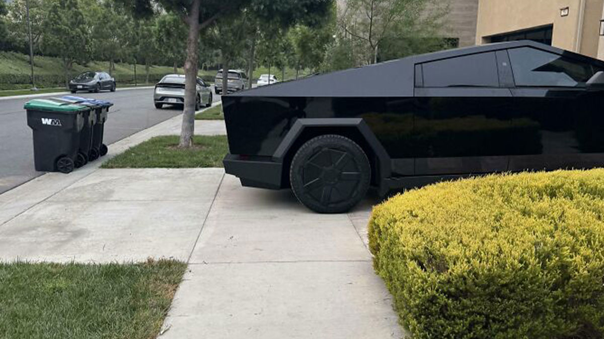 Vehu00edculo negro bloqueando la acera, un claro ejemplo de gente actuando mal y siendo expuesta por sus acciones.