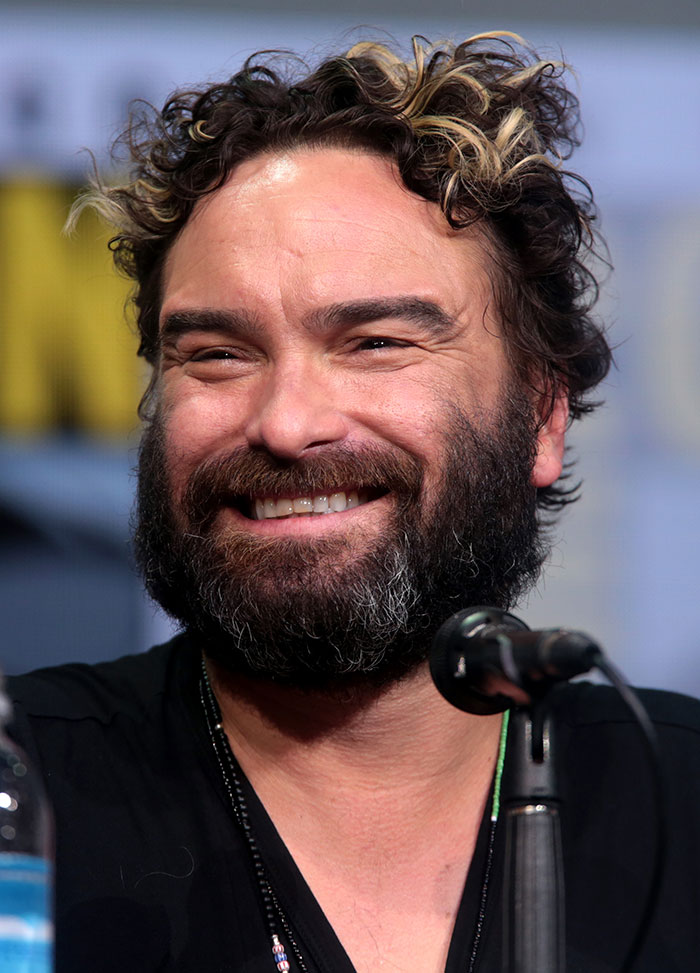 Hombre con barba y cabello rizado sonriente durante un evento, relacionado con celebridades que se niegan a jugar baloncesto en silla de ruedas. Hombre con barba y cabello rizado sonriente durante un evento, relacionado con celebridades que se niegan a jugar baloncesto en silla de ruedas.