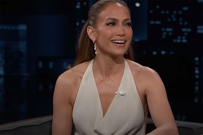 Actriz famosa sonriendo en una entrevista nocturna, relacionada con celebridades y baloncesto en silla de ruedas. Actriz famosa sonriendo en una entrevista nocturna, relacionada con celebridades y baloncesto en silla de ruedas.