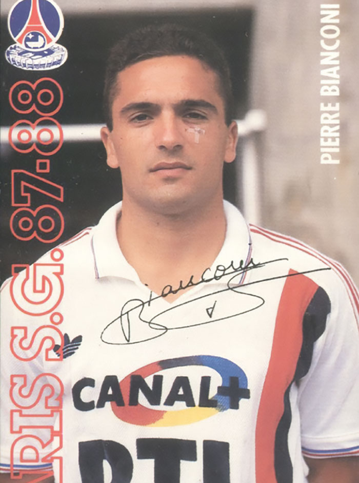 Jugador de fútbol con camiseta de Paris SG autografiada, relacionado con figuras públicas que desaparecieron sin dejar rastro.