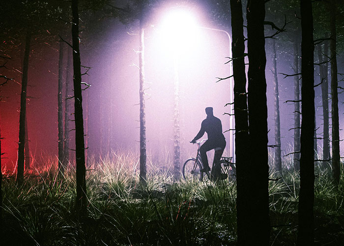 Silueta de persona en bicicleta en bosque oscuro con luces, evocando hallazgos increíbles de médicos forenses durante autopsias. Silueta de persona en bicicleta en bosque oscuro con luces, evocando hallazgos increíbles de médicos forenses durante autopsias.