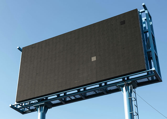 Cartel publicitario vacío azul con estructura metálica, bajo un cielo despejado, sin contenido visible relacionado con hallazgos de autopsias. Cartel publicitario vacío azul con estructura metálica, bajo un cielo despejado, sin contenido visible relacionado con hallazgos de autopsias.