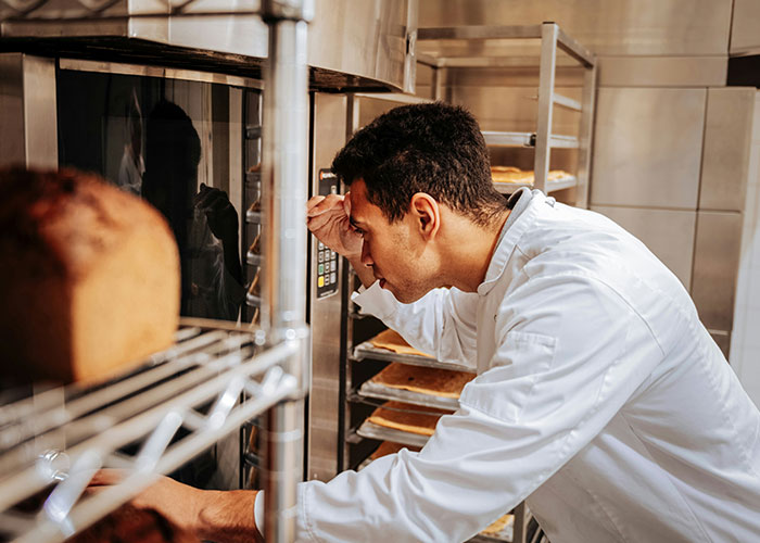 Hombre en bata blanca inspeccionando equipo de cocina industrial relacionado con hallazgos sorprendentes de médicos forenses. Hombre en bata blanca inspeccionando equipo de cocina industrial relacionado con hallazgos sorprendentes de médicos forenses.