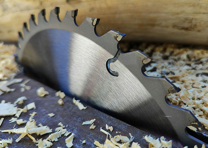 Sierra circular con virutas de madera, imagen relacionada con hallazgos sorprendentes de doctores forenses en autopsias. Sierra circular con virutas de madera, imagen relacionada con hallazgos sorprendentes de doctores forenses en autopsias.