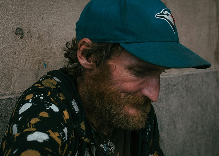 Hombre con gorra azul y barba, reflejando temas relacionados con autopsias y hallazgos sorprendentes durante exámenes médicos. Hombre con gorra azul y barba, reflejando temas relacionados con autopsias y hallazgos sorprendentes durante exámenes médicos.