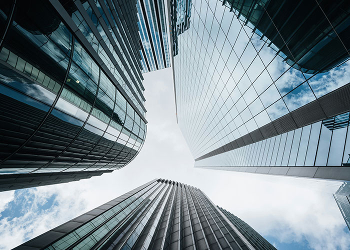 Edificios altos de vidrio reflejando el cielo, representando temas relacionados con hallazgos sorprendentes en autopsias. Edificios altos de vidrio reflejando el cielo, representando temas relacionados con hallazgos sorprendentes en autopsias.