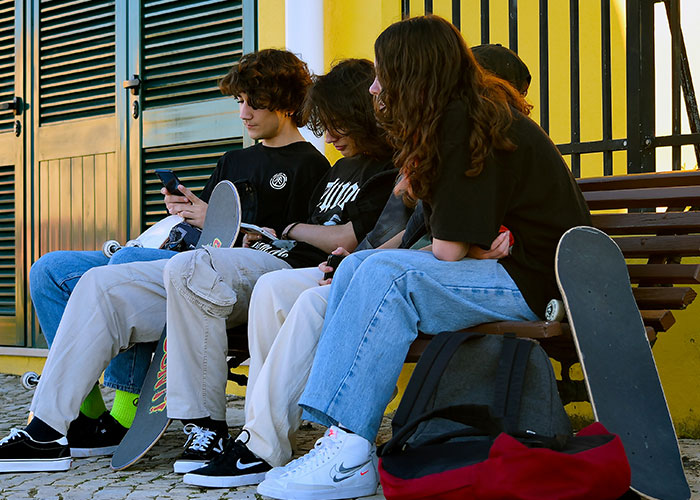 Grupo de jóvenes con tablas de skate, capturando un momento de karma instantánea en sus actividades urbanas.