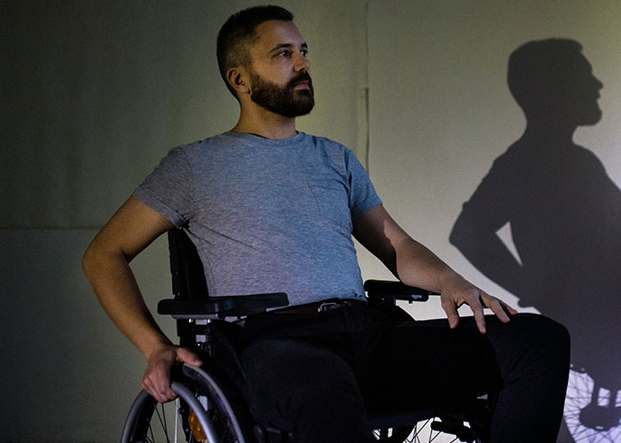 Hombre en silla de ruedas representando momentos de karma instantáneo y justicia en situaciones inesperadas.