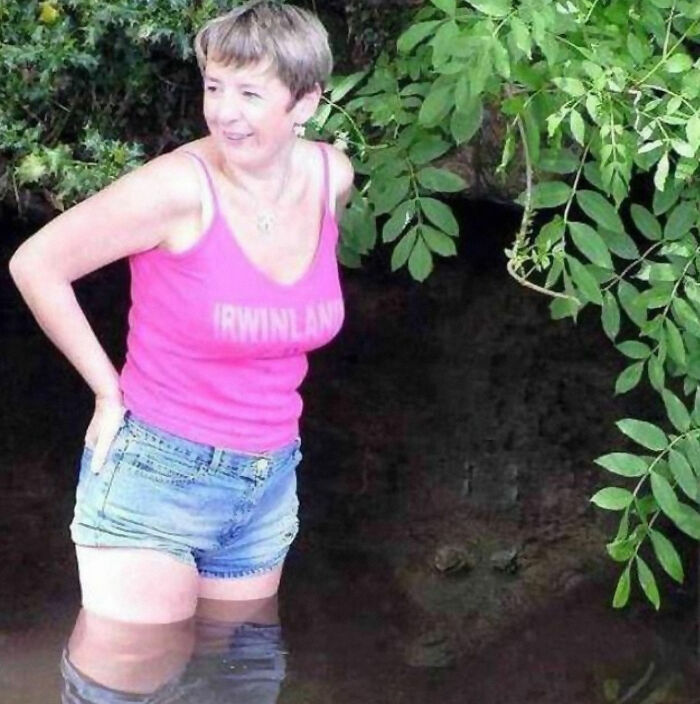 Mujer sonriente en agua poco profunda segundos antes de un encuentro con un cocodrilo foto momentos antes error.