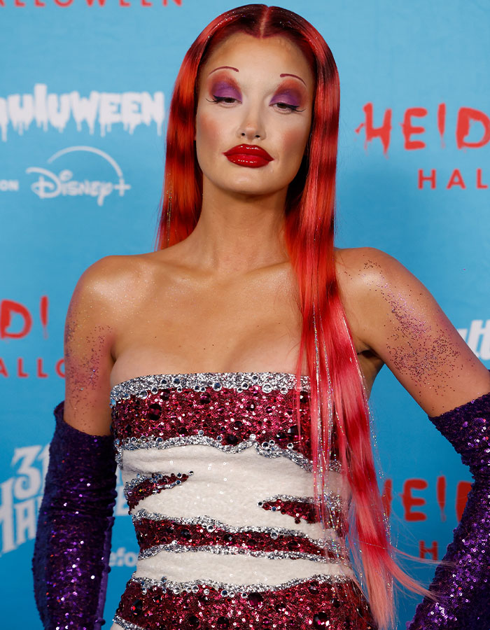 Disfraz de celebridad con maquillaje dramático y cabello rojo, destacando en la fiesta Freak-Fest de Heidi Klum 2025.