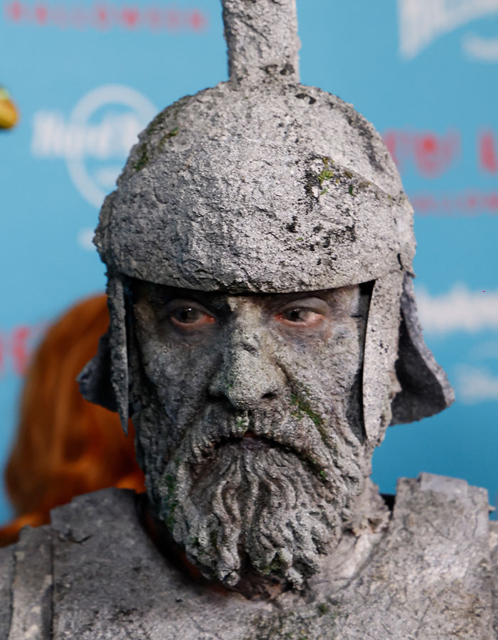 Disfraz de estatua antigua detallado en evento de celebridades destacado por sus trajes impactantes en Freak-Fest 2025.