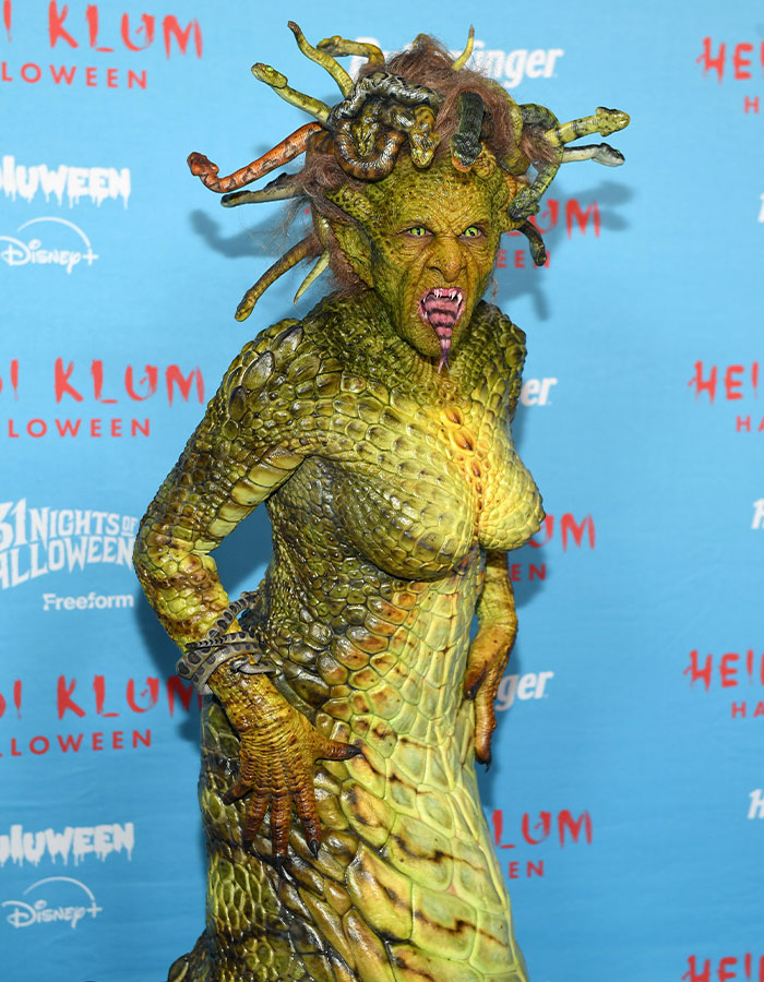 Disfraz de Medusa con serpientes en la cabeza y piel escamosa en el evento de disfraces de Heidi Klum 2025.