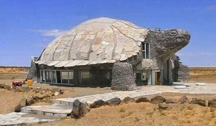 Casa con diseño de tortuga en paisaje seco, ejemplo de listados Zillow tan malos que parecen falsos y poco creíbles.