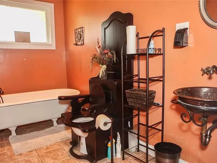 Baño con diseño extraño y poco funcional en listado de Zillow, ejemplo de casas tan malas que parecen falsas.