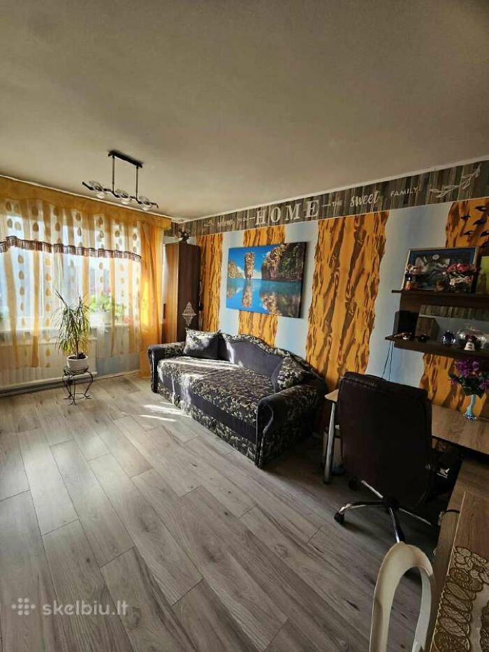 Sala de estar con sofá, decoración colorida, luz natural y diseño interior de listas inmobiliarias entretenidas.