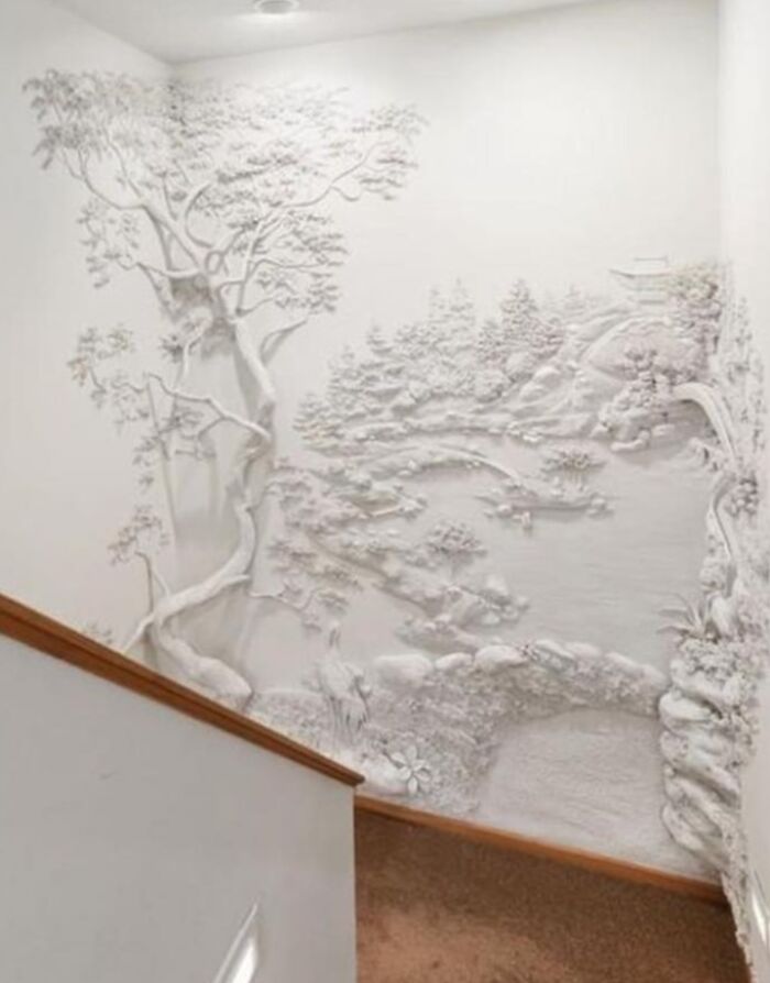 Relieve blanco extraño en pared de casa en listado Zillow, diseño poco común que parece falso o mal hecho.