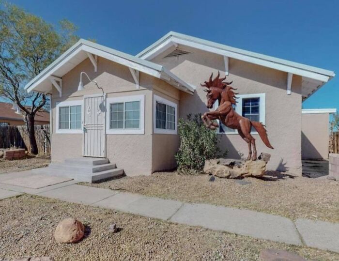 Casa con estatua de caballo extraño en el jardín, parte de listings Zillow tan malos que parecen falsos.