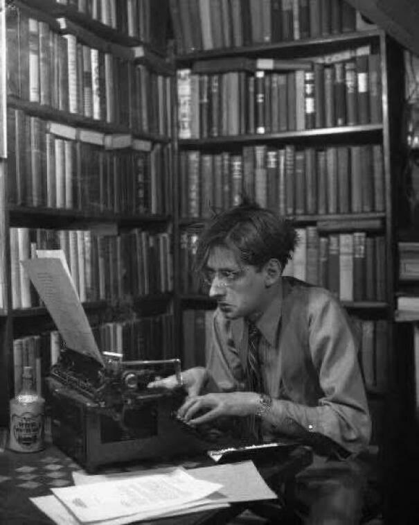 Robert Bloch, autor de Psycho, escribiendo en su escritorio en los años 1950, autor influyente de novelas de terror.