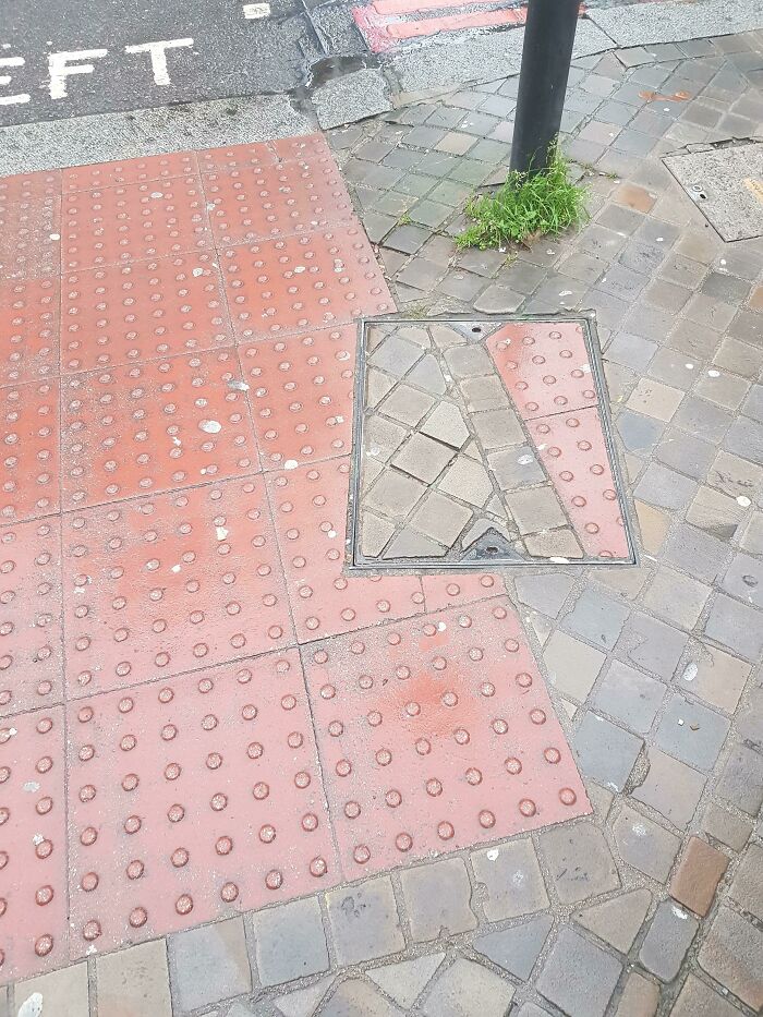 Baldosas de acera con diseño incorrecto y desalineado mostrando un claro fail de seguir instrucciones demasiado al pie de la letra.