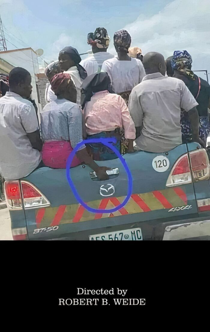 Grupo de personas viajando de forma peligrosa en la parte trasera de un vehículo justo antes de un accidente fatal.