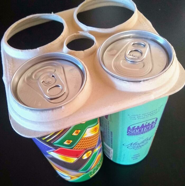 Porta latas reciclado que resuelve problemas cotidianos con ideas creativas para transportar bebidas fácilmente.
