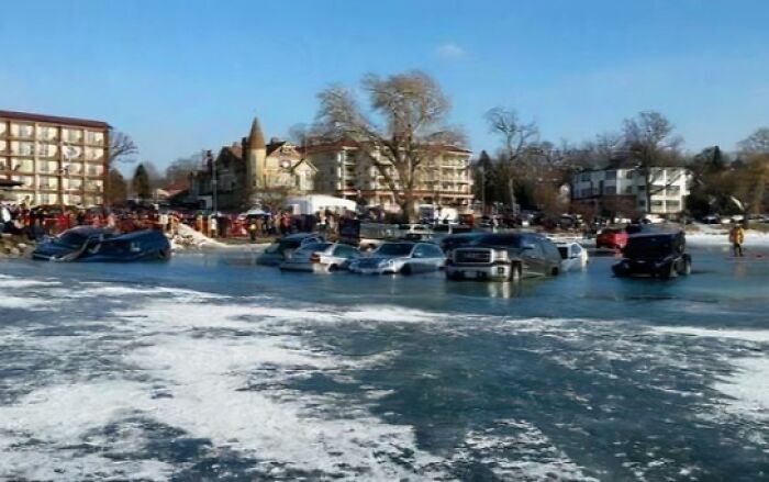 Varios autos atrapados en hielo roto frente a un grupo de personas sorprendidas por falta de sentido común.
