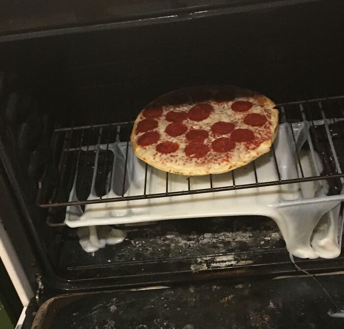 Pizza con pepperoni en horno con fuente de cerámica que se derrite por falta de sentido común al usar el horno.