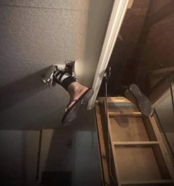 Pierna atorada en el techo tras usar escaleras, un ejemplo sorprendente de falta de sentido común en situaciones cotidianas.