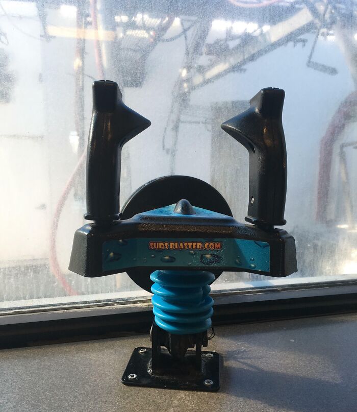 Dispositivo inteligente con diseño ergonómico para resolver problemas cotidianos de forma ingeniosa y práctica.