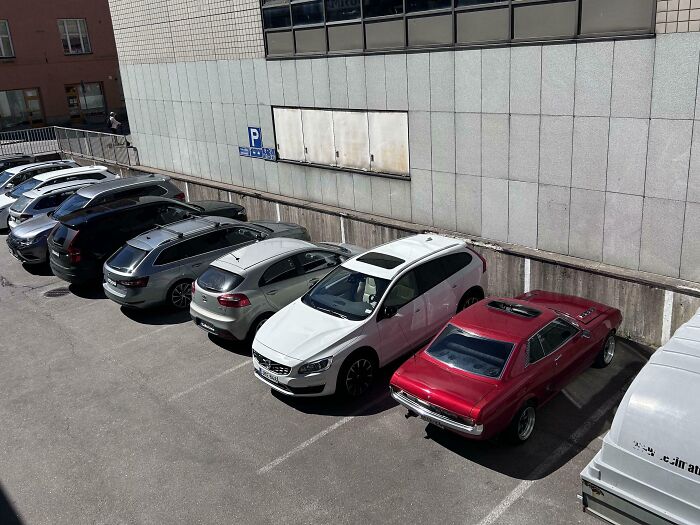 Fila de coches en aparcamiento urbano mostrando ideas ingeniosas para resolver problemas cotidianos eficientemente.