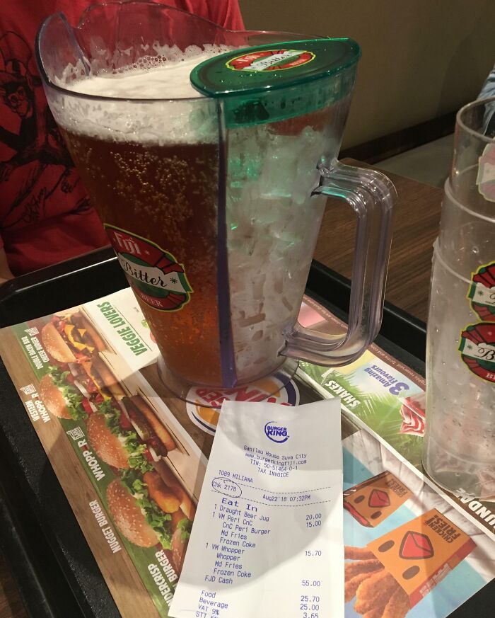 Jarra dividida para mantener la cerveza fría con hielo al mismo tiempo, solución ingeniosa para problemas cotidianos.