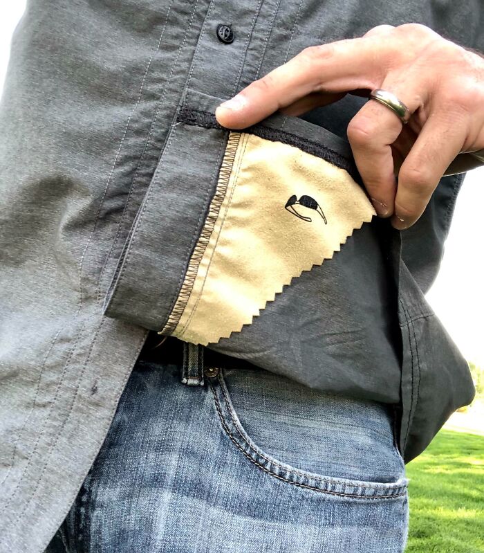 Camisa con solución creativa para problemas cotidianos que incluye paño de limpieza oculto en el bolsillo.