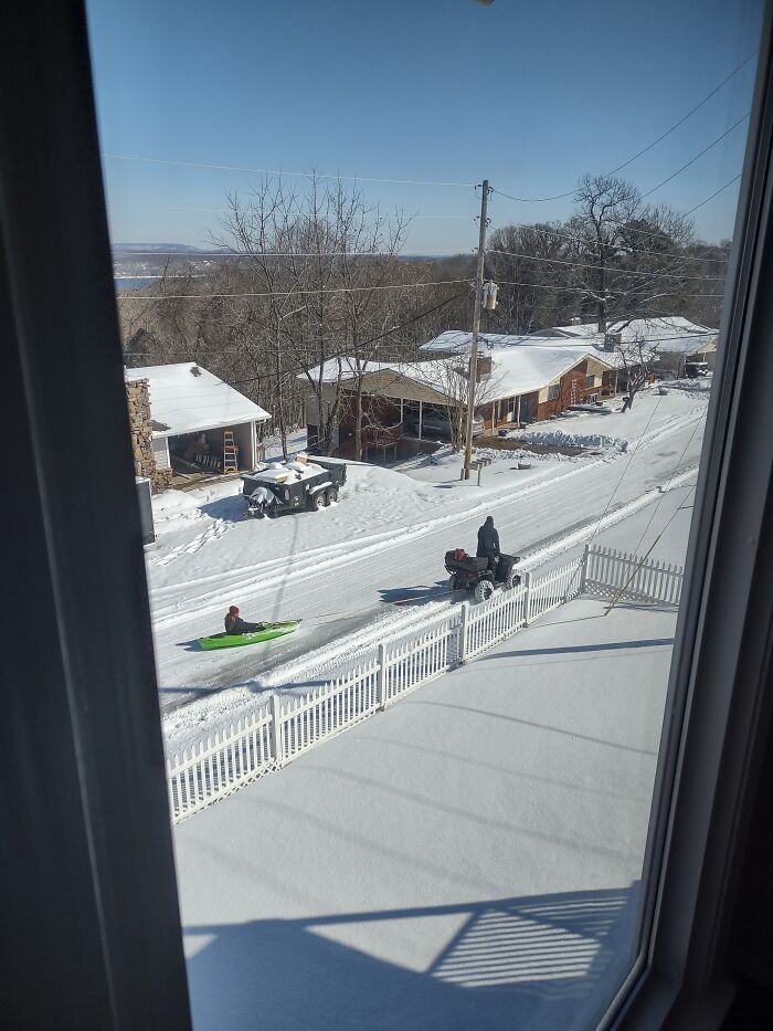 Hombres disfrutando momentos divertidos en la nieve, probando que nunca crecieron completamente en un día soleado.
