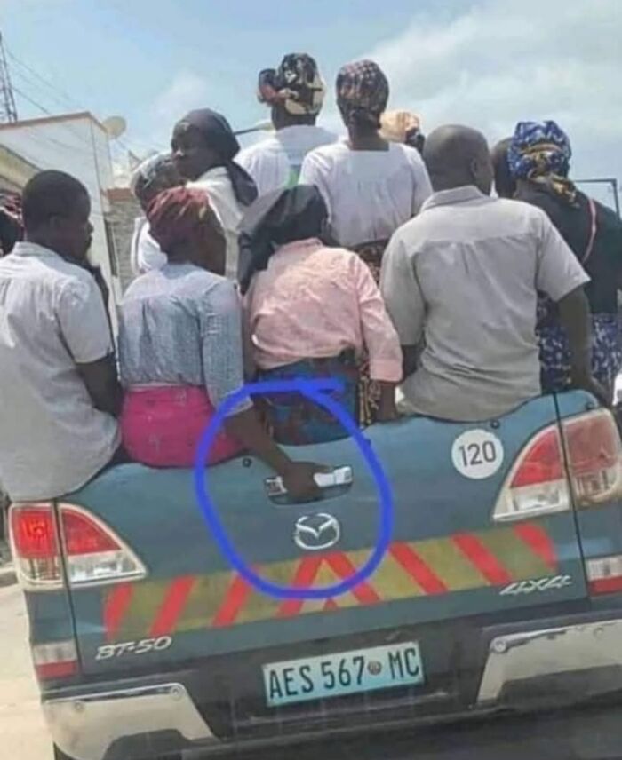 Varias personas viajan apiñadas en la parte trasera de una camioneta, ilustrando situaciones extrañas y sorprendentes del mundo.