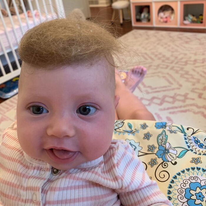 Bebé con expresión divertida y cabello despeinado mostrando momentos graciosos de hombres que nunca crecieron.