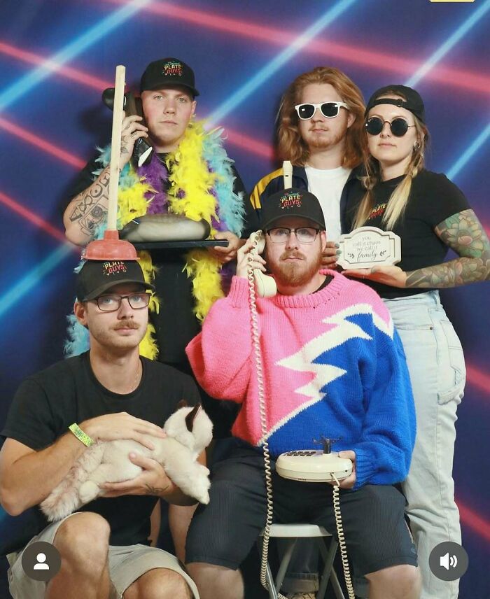 Grupo familiar posando con accesorios extravagantes y expresiones serias en una de las mejores fotos familiares fails inolvidables.