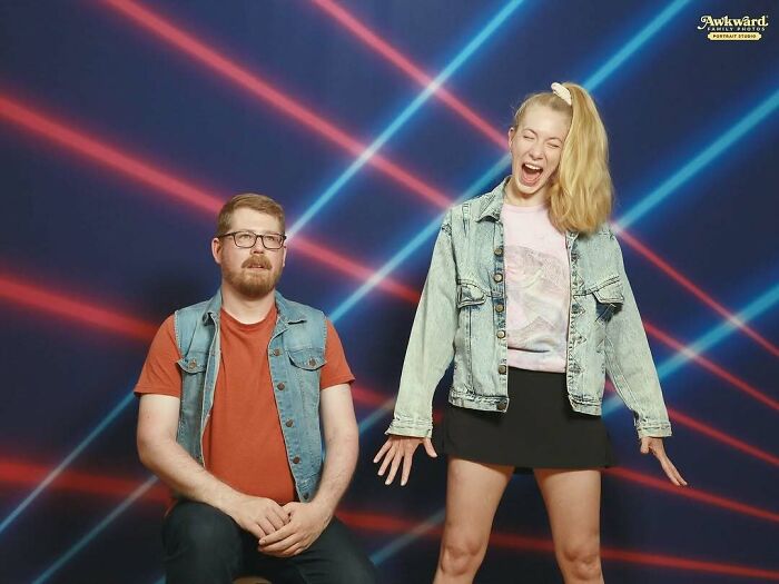 Pareja en una sesión de fotos familiares con fondo de luces láser, mostrando expresiones divertidas en fallos familiares memorables.