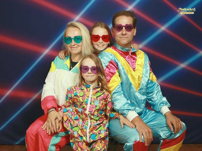 Familia vestida con ropa y gafas de colores brillantes posando para una foto divertida de fallos familiares emblemáticos.