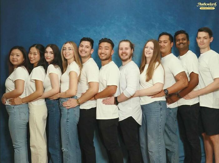 Grupo grande de personas posando juntas en foto familiar divertida, ejemplo de fallos en fotos familiares para internet.