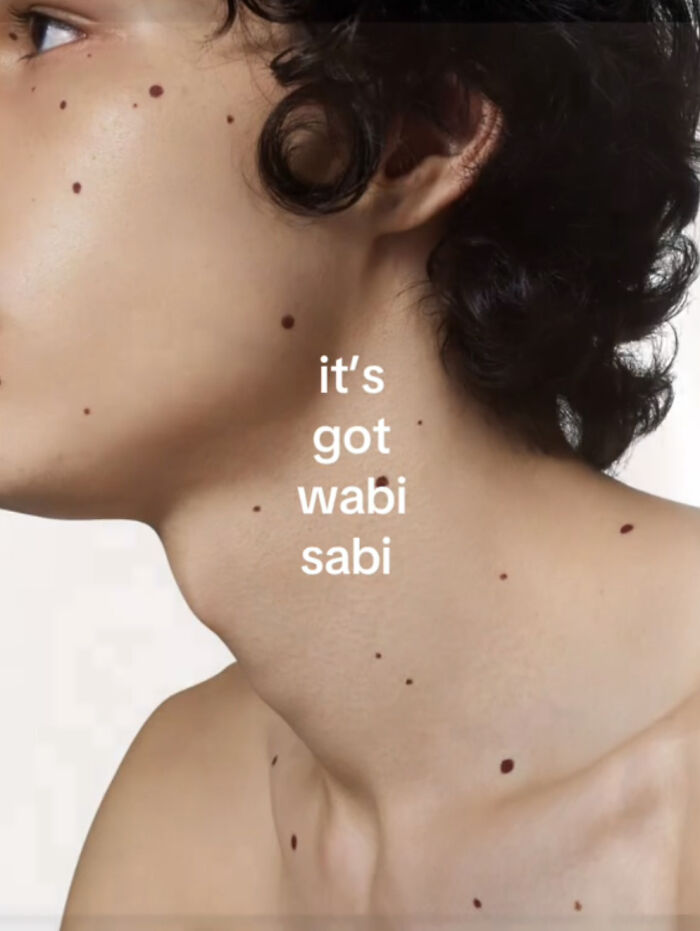 Perfil de persona con pecas oscuras en piel clara, celebrando lo que los hace únicos y hermosos.