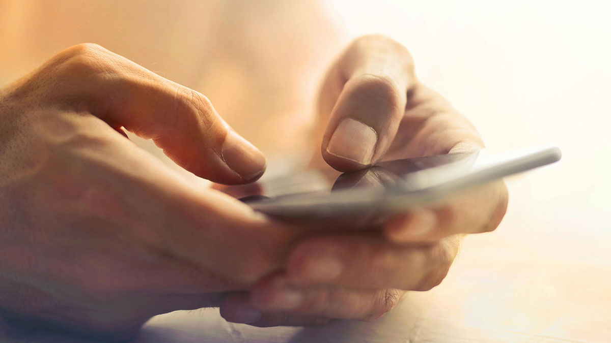 Persona tomando captura de pantalla en un telu00e9fono mu00f3vil, mostrando publicaciones en lu00ednea con momentos de estupidez.