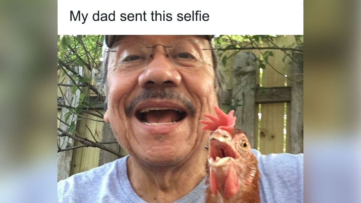 Hombre sonriente con gafas tomando un divertido selfie con gallina, selfie de animales gracioso y adorable para portada de u00e1lbum.
