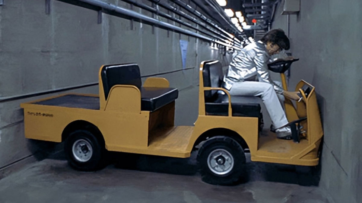 Persona en vehu00edculo amarillo atrapada contra la pared en escena divertida que muestra la humanidad y una cu00e9lula cerebral colectiva