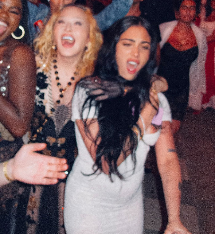 Celebridades posando en una fiesta mostrando más que una sonrisa en fotos de momentos memorables en 2025.