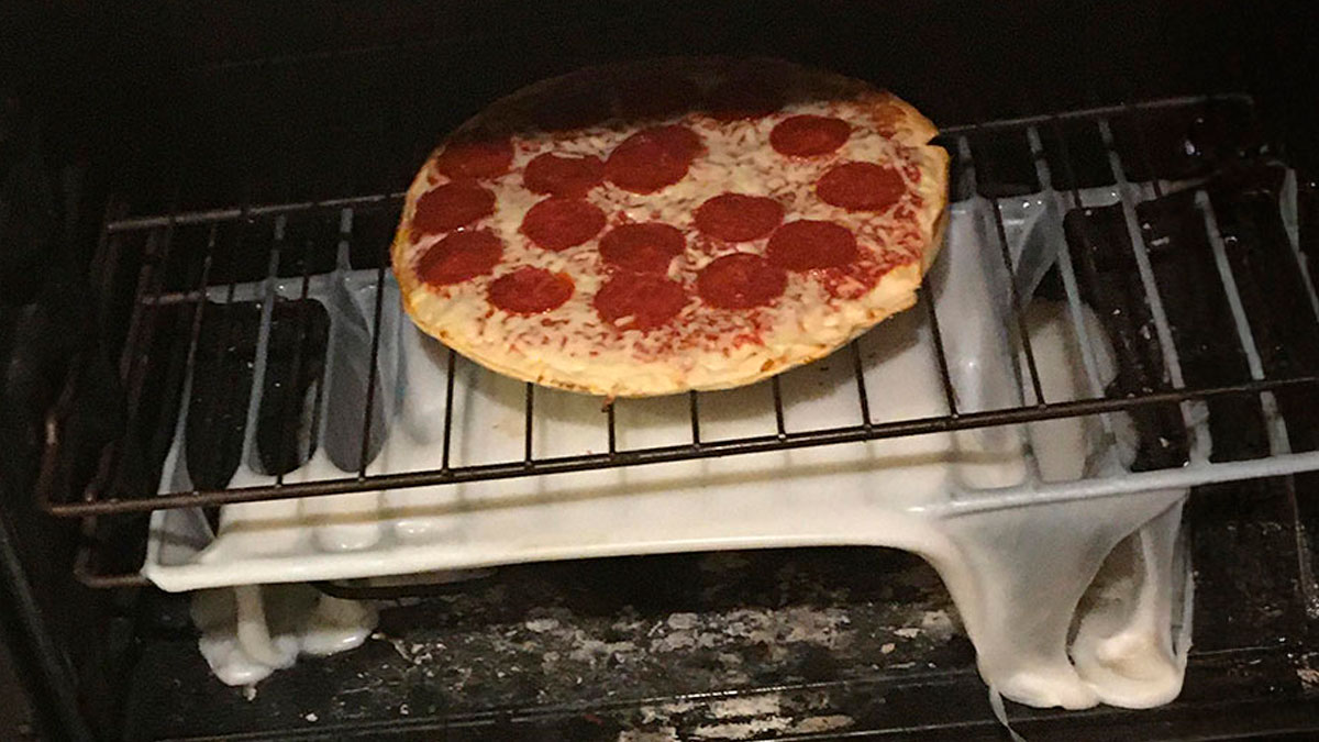 Pizza de pepperoni en horno con bandeja derretida, ejemplo de personas sorprendentes por falta de sentido comu00fan.